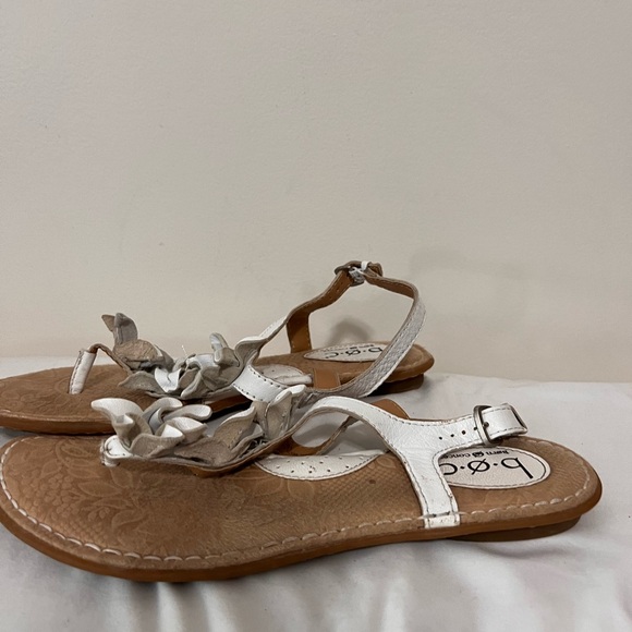 B.O.C. White leather flat sandal in size 9 - Picture 5 of 12